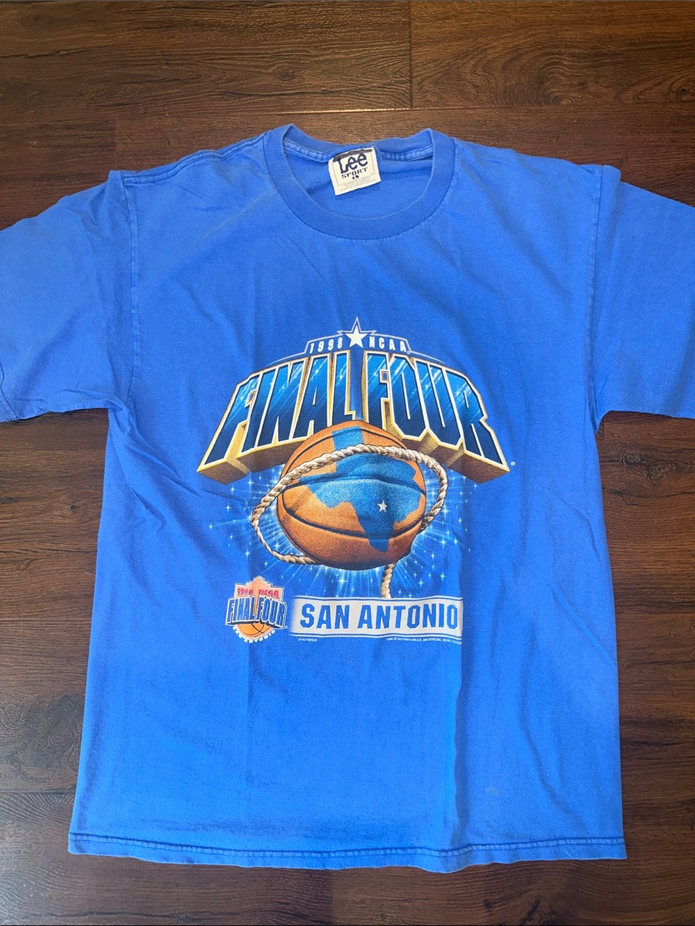 1998 NCAA Basketball Final Four San Antonio Lee Sport Large Graphic Tee